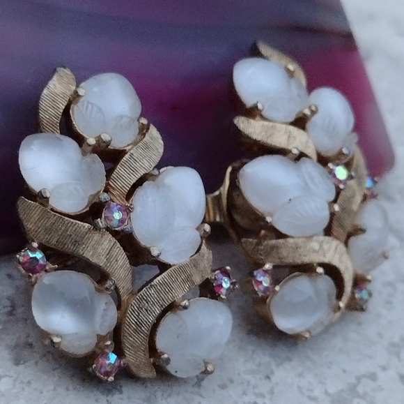 1960s ALFRED PHILIPPE Crown Trifari Moonstone Glass Fruit Salad Earrings - Picture 12 of 15